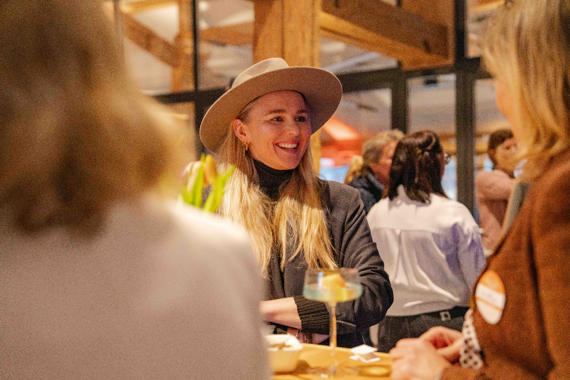 Teilnehmerin im Gespräch beim Networking