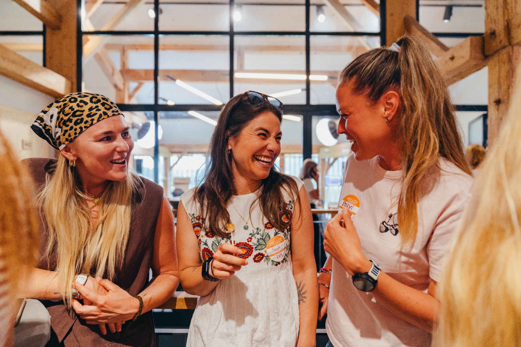 FBF Part II — Lachende Frauen beim Netzwerken