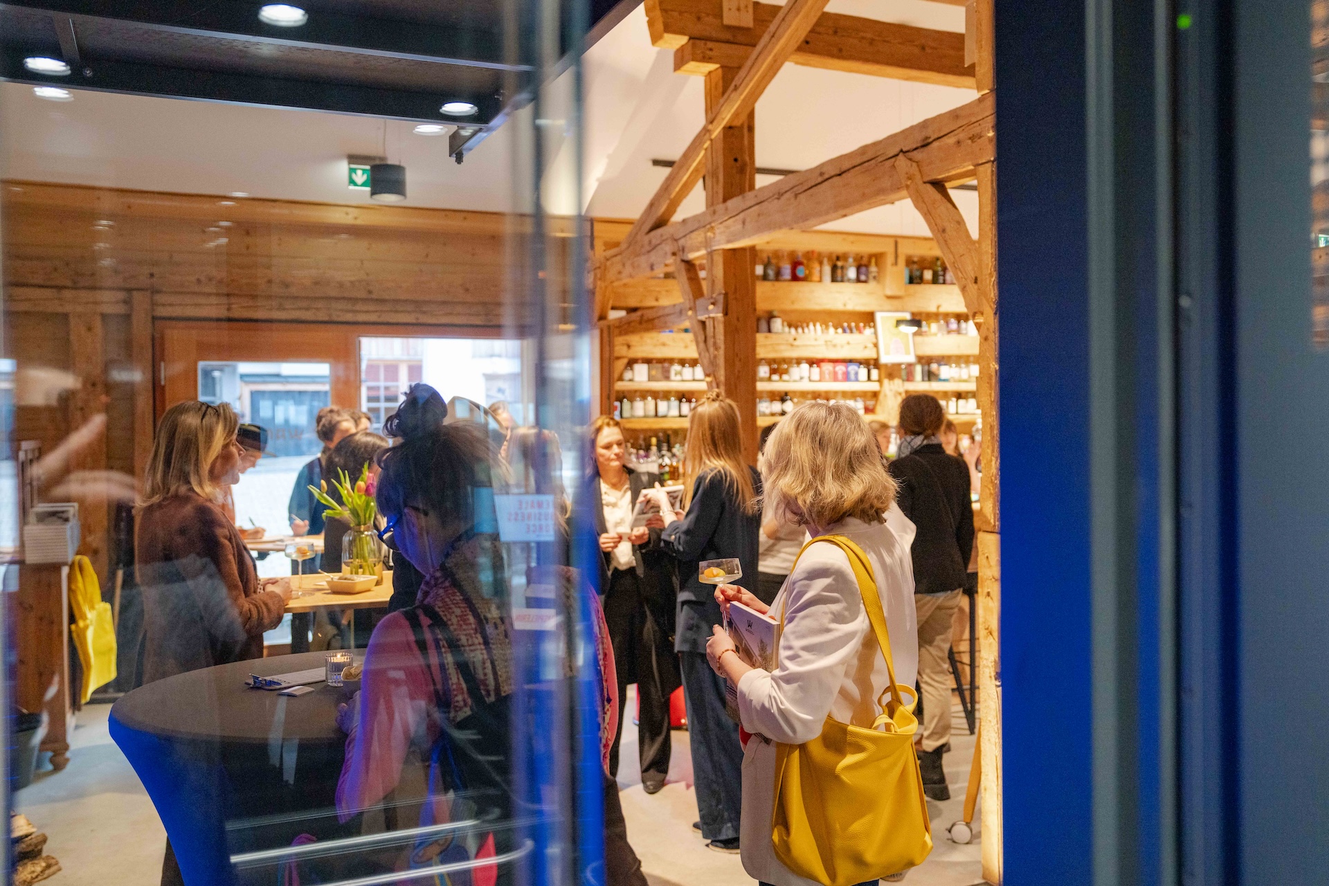 Networking-Atmosphäre im WANDL Klausmeisterhof